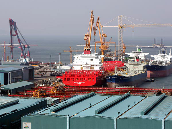 Daewoo Shipbuilding develops world's first metalworking robot