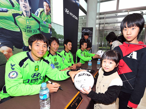 South Korea's K League side Jeonbuk signs ex-Premier League winger Barrow