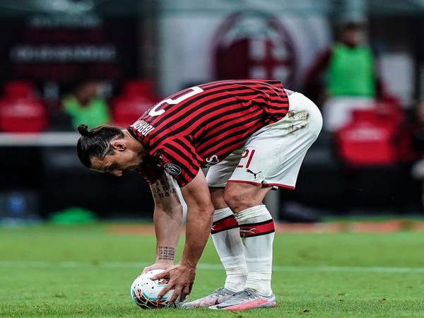Juvetus miss chance to stretch lead, Lazio lose to relegation-threatened Lecce