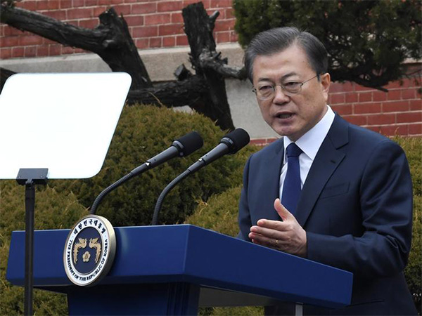 Moon's approval rating hits 14-month high at 52.5 pct over virus response