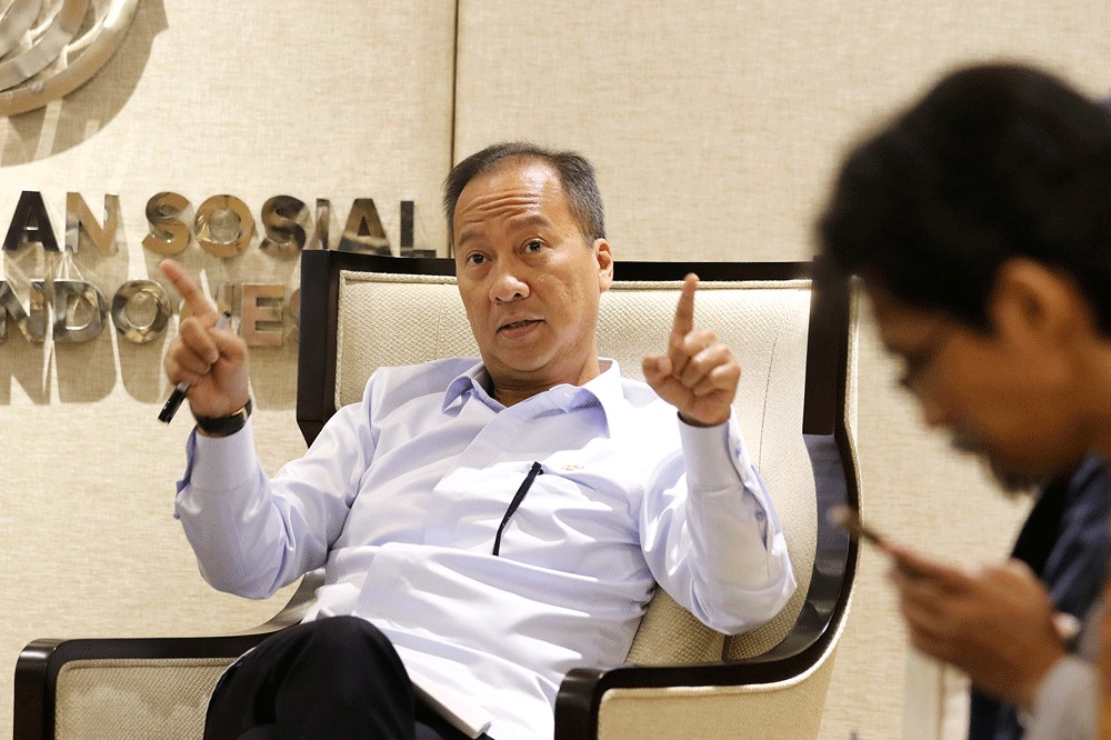 After Jokowi's criticism, minister appeals to consumers to buy local hoes