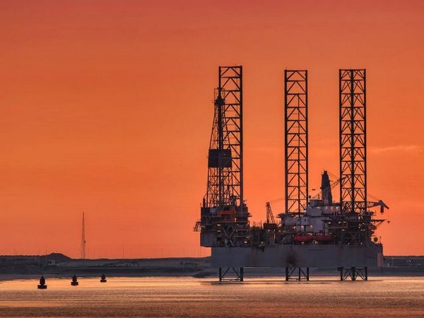 Gas drilling rig arrives off Lebanon