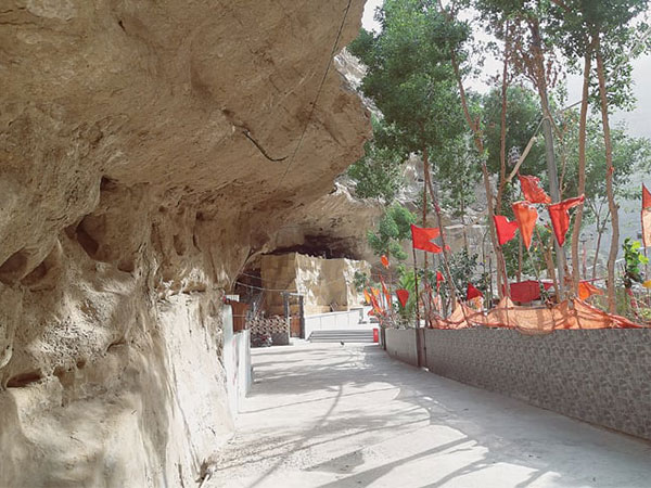 Walking on the pilgrimage route to Hinglaj temple