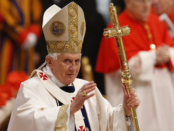 More than 60,000 view Benedict XVI's body at Vatican