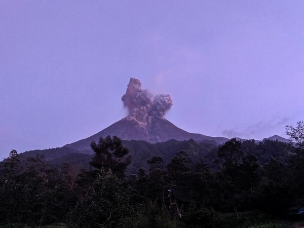 Volcano in Indonesia erupts, creating a cloud of ash 3 km high