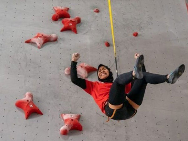 Aries takes gold, breaks women's speed climbing world record