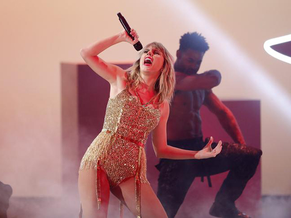 Taylor Swift on crossing over to the 'different world' of pop: 'Country music is a real community'