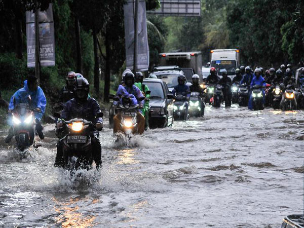 Floods in Indonesia's capital kill one after extreme rainfalls