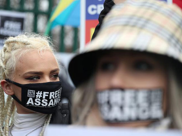 Bay Area activists rally for releasing WikiLeaks founder