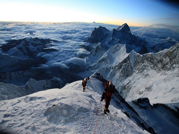 Hundreds of trekkers escape from blizzard-struck Everest