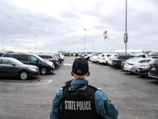 Veteran NJ cop fatally shoots himself while first responders attempt to free him from car wreck: reports