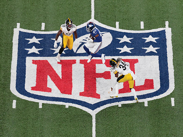 Steelers players stand for national anthem, hold banner before game vs. Giants