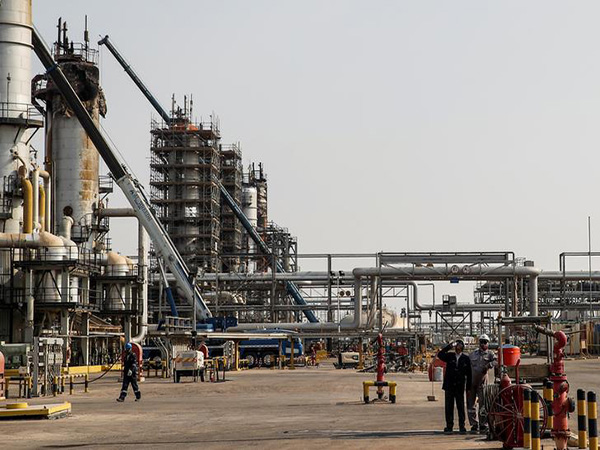 Investors are dumping oil. So why would anyone buy Saudi Aramco?