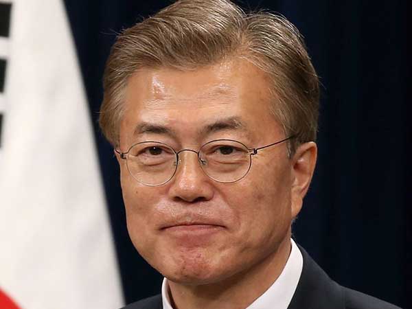 Moon to receive policy briefing on vaccine, antivirus efforts
