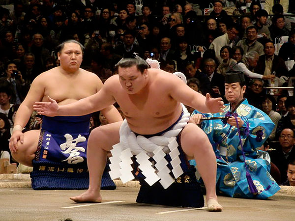 Hakuho wins 43rd title at Kyushu sumo tournament