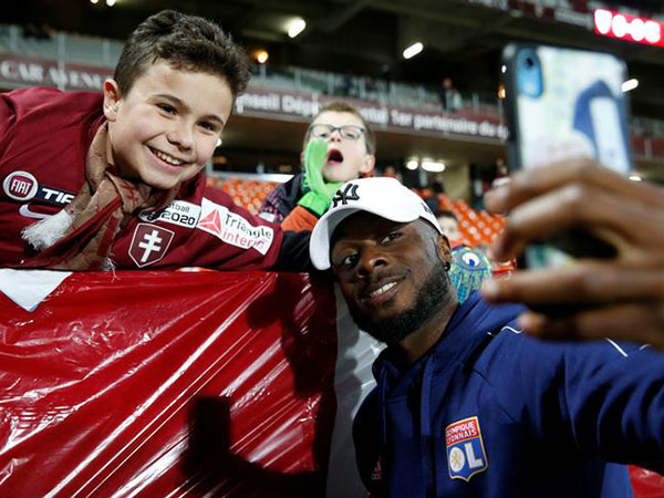 Struggling Lyon beat Metz before Juventus tie