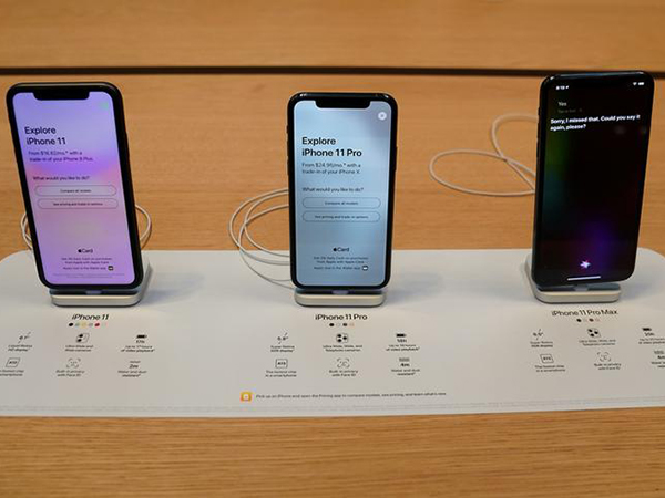 Apple profit down for four straight quarters