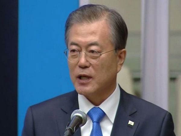 Moon calls for measures against pandemic-driven labor market inequality