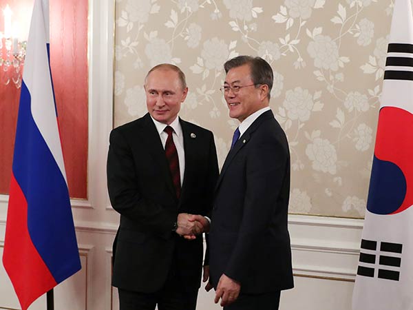 Moon, Putin hope to deepen cooperation on 30th anniv. of bilateral ties