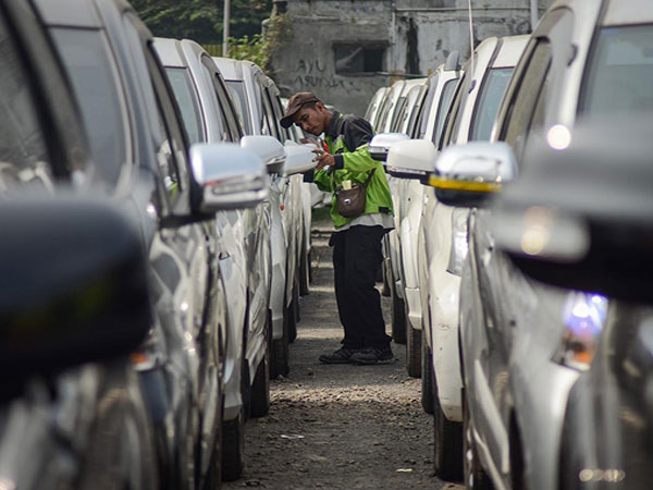Sluggish car sales, weaker commodity prices slash Astra's profit by 7 percent