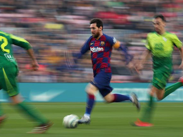 Messi scores four, Real Madrid lose, Barca go top