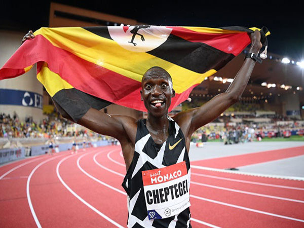 Gidey and Cheptegei break long distance world records