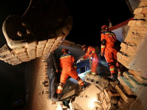 Survivors of China's deadliest quake brave freezing cold