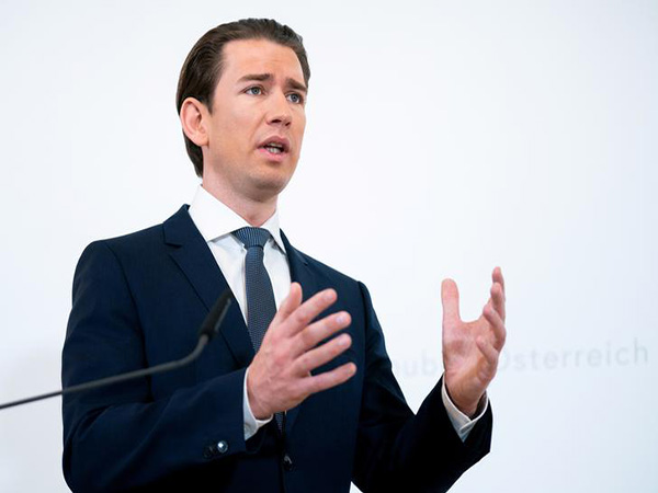 Pilot spells out 'Stay Home' over Austrian airspace after coronavirus restrictions put in place