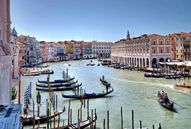 Venice to start charging visitors entry fee next year