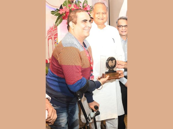Dr Arvinder Singh of Arth Skin awarded by Chief Minister of Rajasthan as Best Cosmetic Dermatologist