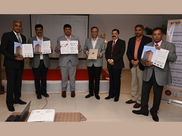 Arjun Deshpande, Founder and CEO, Generic Aadhaar and Team UNIZA at Uniza Healthcare's Manthan Event