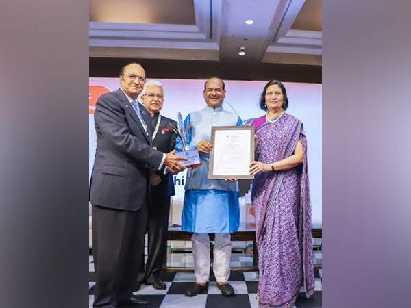 Dr Rahupati Singhania receiving the Lifetime Achivement Award by PHDCCI by Om Birla, Speaker, Lok Sabha