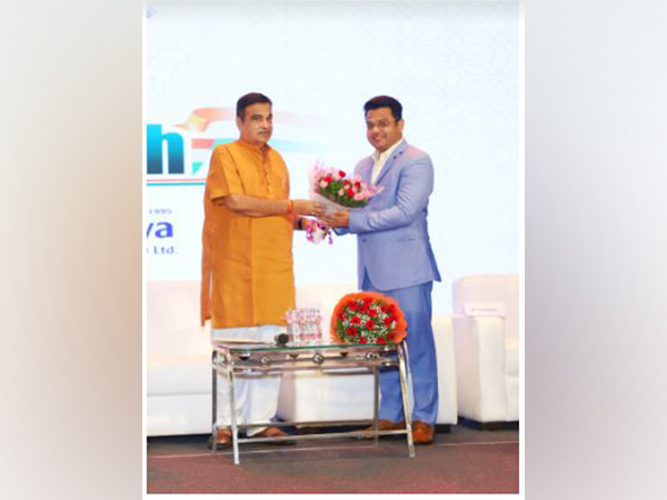 Entrepreneur Sachin Bamgude receives 'Pride Of Maharashtra' Award by the hands of Nitin Gadkari