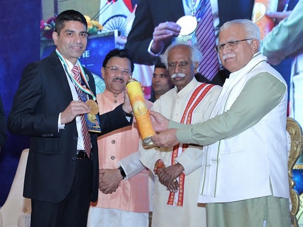 Lt. Col. Hundal receiving "Champions of Change" award from CM Haryana Manohar Lal Khattar in the eminent presence of Bandaru Dattatraya, Governor of Haryana