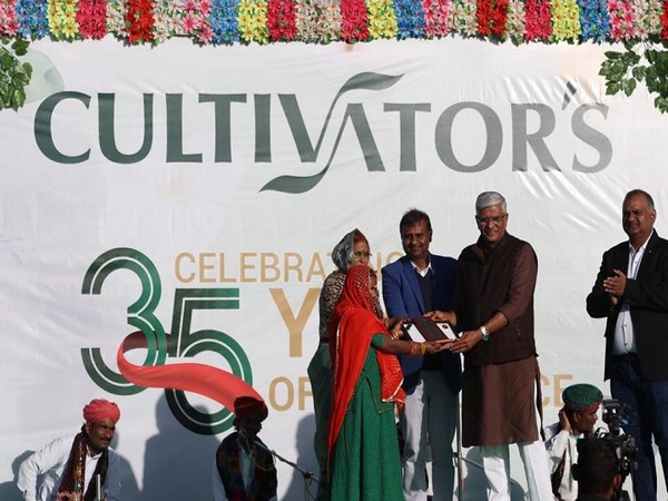 Union Cabinet Minister and Board of Directors awarding Cultivator's Employees