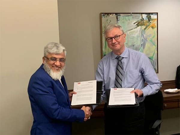 Faruk Patel, Chairman KP Group (left) and Sturle Pedersen (right), Chairman of the Board Greenstat Hydrogen India PVT LTD (right) exchanging MoU in official ceremony.