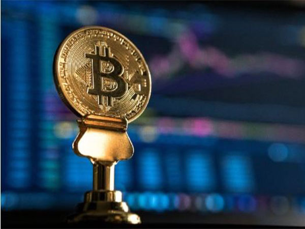 Price comparison and analysis: Uniswap vs Chainlink