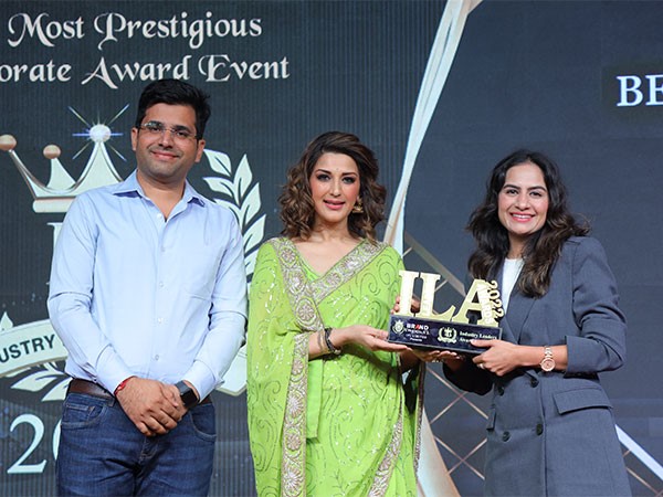 Suresh Choudhary (Director, Pomcha Jaipur) & Archana Choudhary (Co-Founder & Designer, Pomcha Jaipur) receiving the Brand Empower's most prestigious award "ILA 2022"