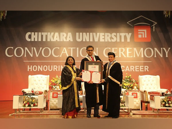 Dr Aashish Chaudhry of Aakash Healthcare Speciality Hospital, Dwarka receiving Honorary Doctorate Degree from Dr Ashok Chitkara, Chancellor & Dr Madhu Chitkara, Pro Chancellor, Chitkara University