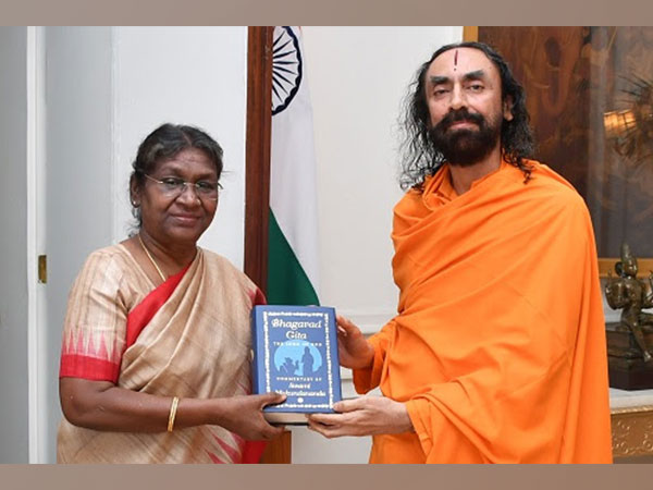 Swami Mukundanandaji gifting his book to the President of India Droupadi Murmu