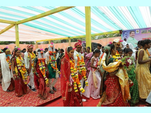 Jijau Sanstha organized a collective wedding ceremony on the occasion of Nilesh Sambare's birthday