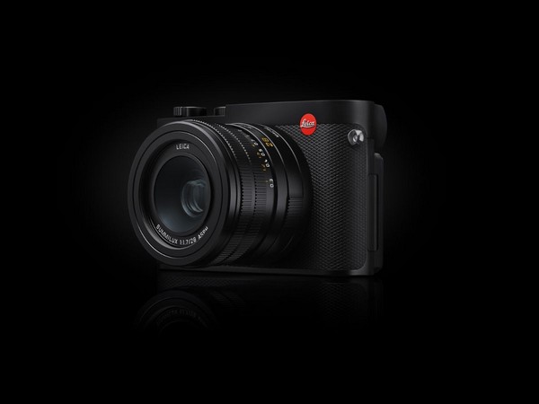 The next generation compact full-frame camera with new features and a fast Summilux lens
