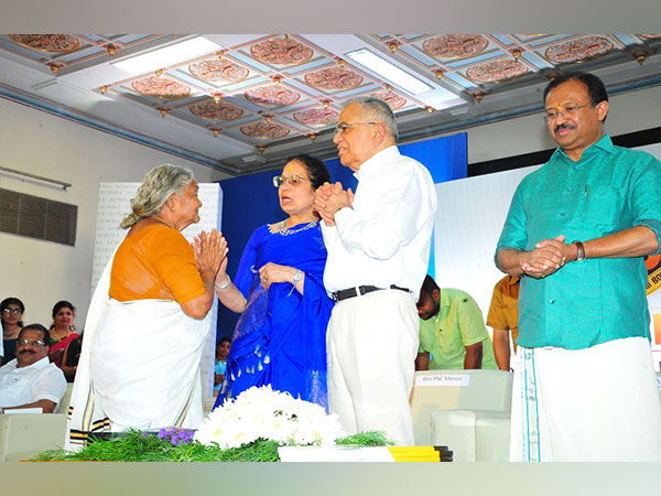 (R-L) V Muraleedharan, Union Minister for External Affairs & Parliamentary Affairs; PNC Menon, Founder, Sobha Group; Mrs PNC Menon and the Beneficiary