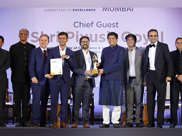 Nitin Yadav, Sunil Sihag, Sumit Beniwal and Anand Kumar receiving award from Piyush Goyal (Minister of Commerce & Industry)