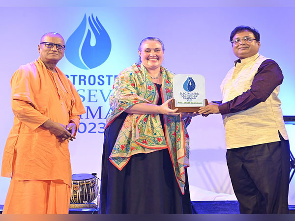 Swami Suparnananda, Secretary, RMIC-Kolkata,  US Consul General Melinda Pavek, & Prof Abhijit Mukherjee, Professor, IIT Kharagpur