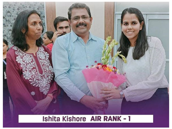 Boominathan (centre), Founder of Kingmakers IAS Academy with AIR RANK-1 Ishitha Kishore (on the right)