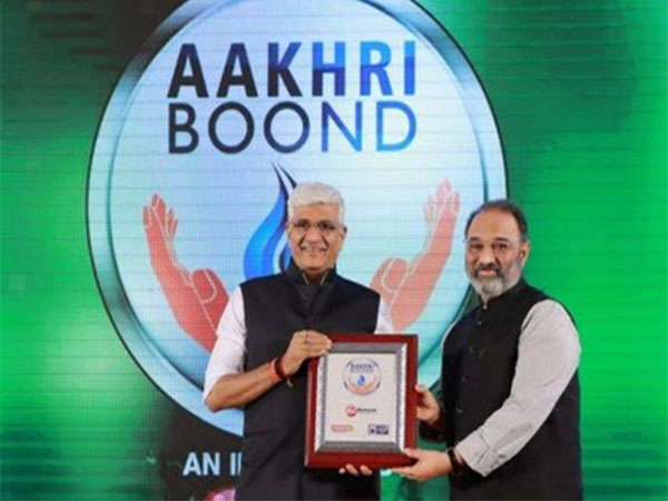 Prasana Prabhu, Chairman of Vyakti Vikas Kendra India, The Art of Living, was awarded the Aakhri Boond appreciation token by the Union Minister for Jal Shakti, Gajendra Singh Shekhawat