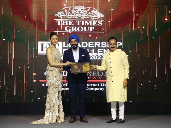 Parmeet Singh Sood, Managing Director of CMX, felicitated by Rakul Preet Singh at the ET Leadership Excellence Awards in New Delhi