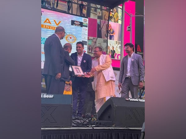 Kishan Modi being rewarded with the Bharat Gaurav Samman in the USA
