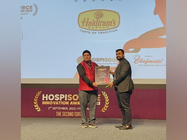 Adeesh Jain, GM Haldiram's Nagpur, receives the award at Hospisource Innovation Awards 2023 in Hyderabad
